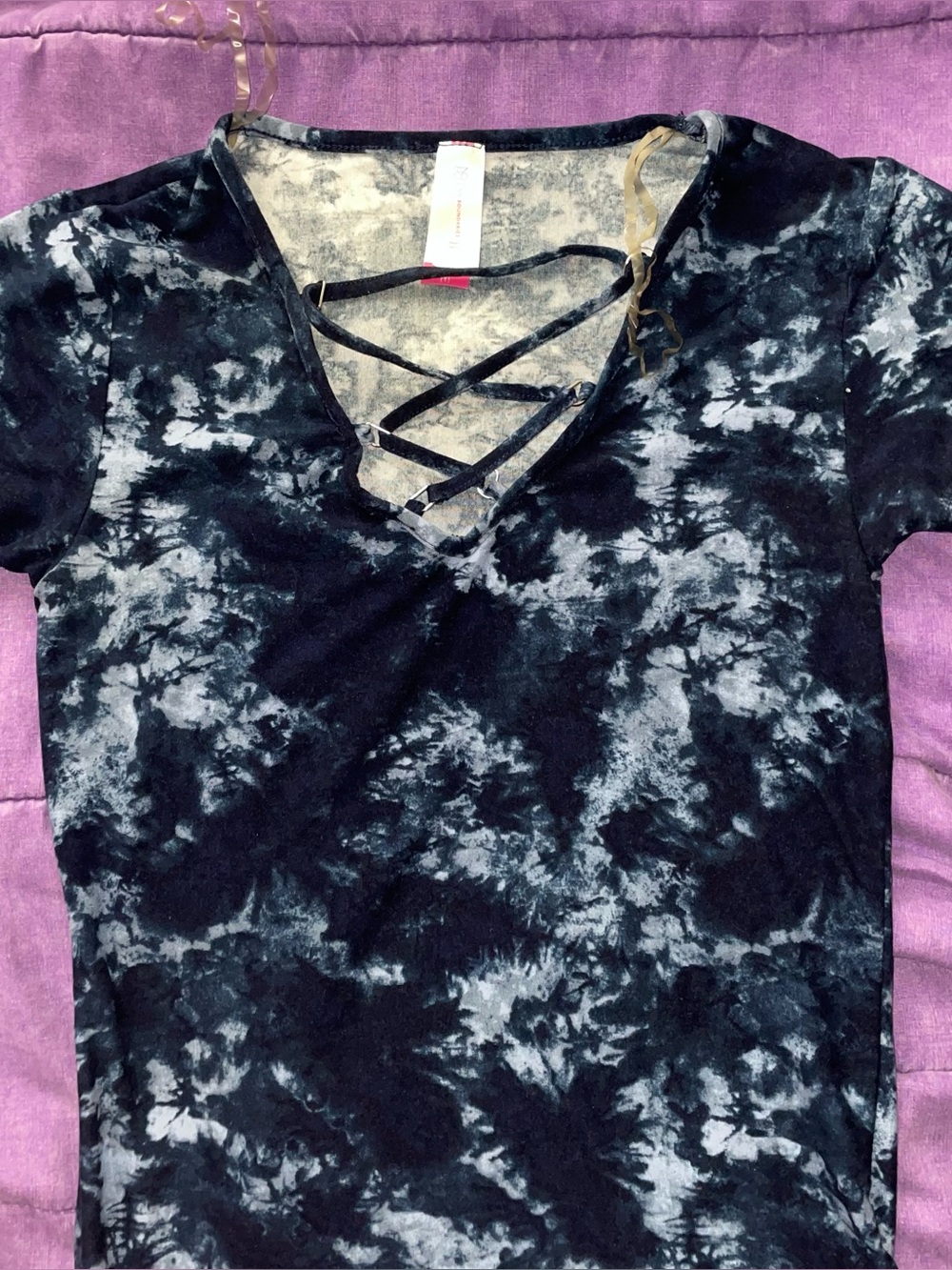 Tie-Dye Crisscross V-Neck Women's Top - Black & Gray